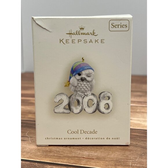 2008 HALLMARK KEEPSAKE ORNAMENT QX7061 COOL DECADE OWL IN SCARF WINKING - Picture 2 of 8